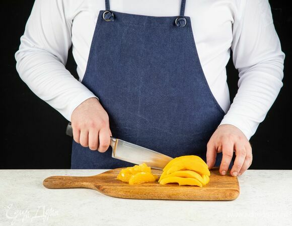 С апельсина снимите кожуру, разделите на дольки. Манго нарежьте небольшими кусочками.