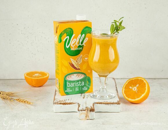 Подавайте смузи, украсив листиком мяты.