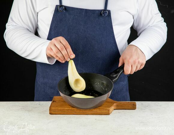 Выложите кусочки груши, поджаривайте до золотистого цвета с обеих сторон.