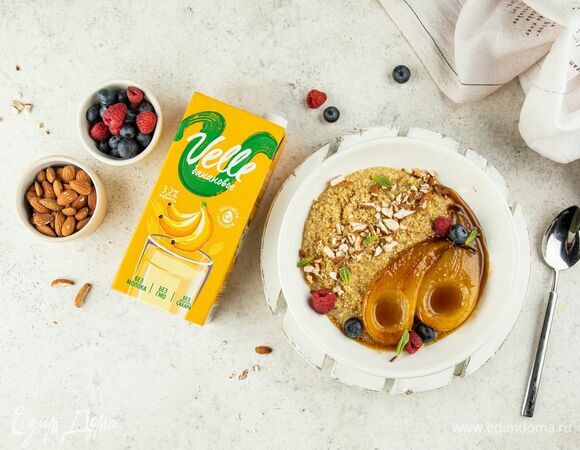 Подавайте киноа с карамелизированной грушей, рубленым миндалем и ягодами.