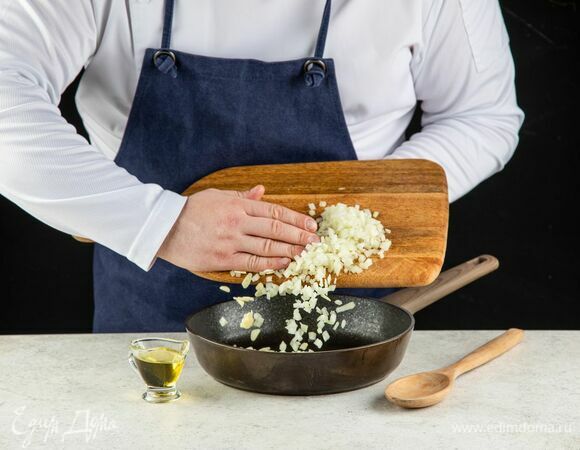 Лук и чеснок мелко нарежьте и обжарьте на сковороде с оливковым маслом до золотистого цвета.