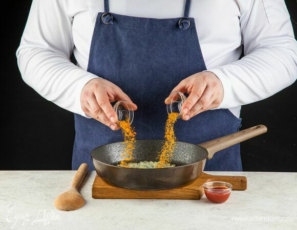 Добавьте карри, куркуму и томатную пасту. Обжаривайте 1 минуту.