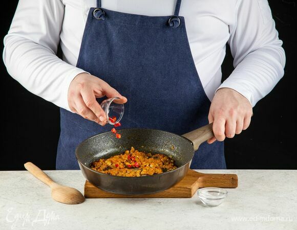 Добавьте острый перец и соль, перемешайте.