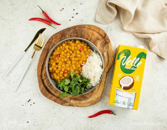 Подавайте вегетарианское карри с рисом и рубленой зеленью.