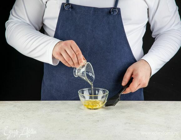 Сначала приготовьте гренки. В маленькой чаше смешайте оливковое масло и рубленый чеснок. Оставьте настаиваться на 30 минут.