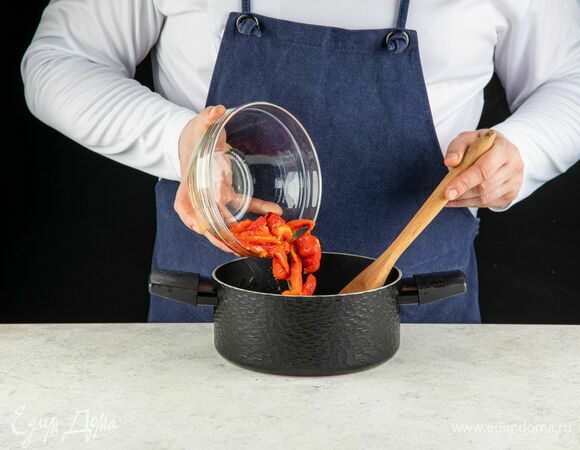 Выложите запеченные перцы в кастрюлю с овощами.