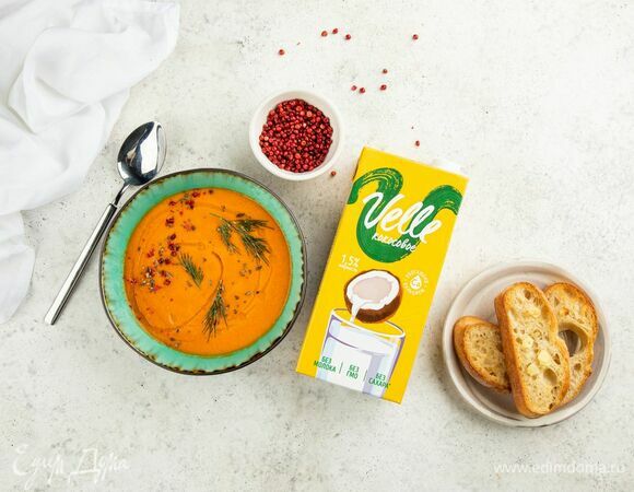 Разлейте крем-суп по тарелкам. Подавайте с рубленой зеленью и гренками.