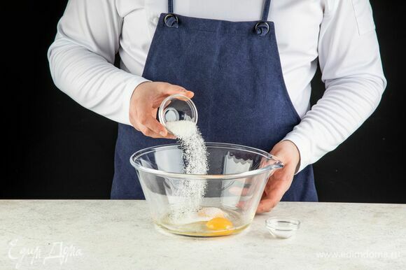 С помощью венчика взбейте в чаше яйца, сахар, соль.