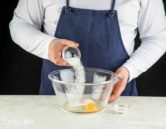 С помощью венчика взбейте в чаше яйца, сахар, соль.
