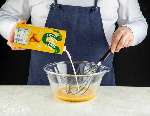 Влейте Velle «Вместо молока» Миндальное, перемешайте.