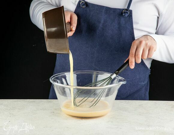 Добавьте растопленное сливочное масло.