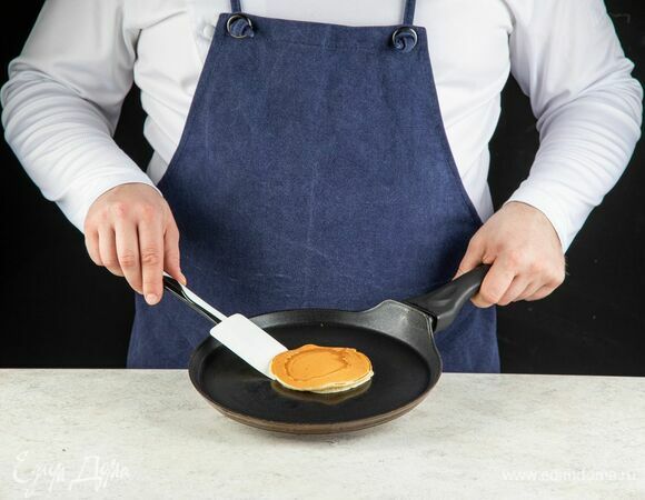 На хорошо разогретой сковороде без масла пожарьте панкейки.