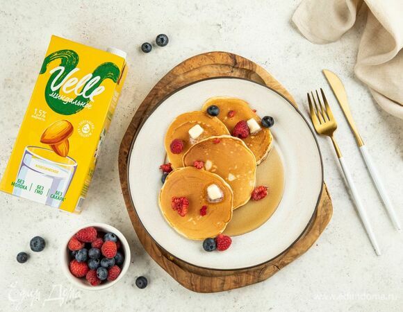 Подавайте панкейки со сливочным маслом и кленовым сиропом.