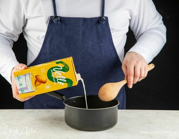 Velle «Вместо молока» Миндальное влейте в рис. Потомите на медленном огне около 7 минут.