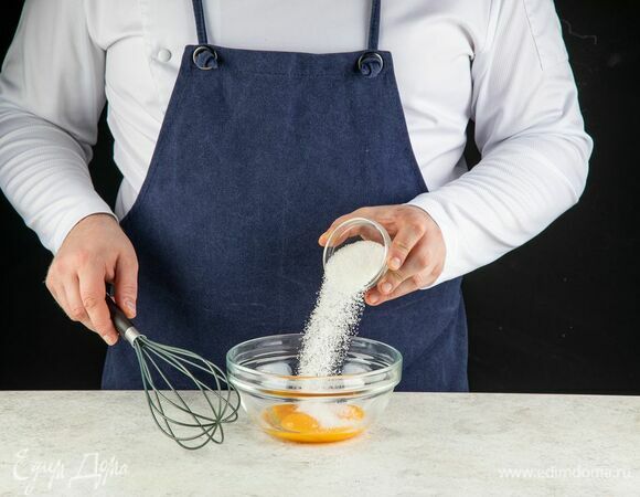 Белки отделите от желтков. Желтки перемешайте с сахаром.