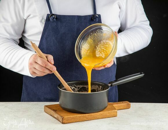 В молочно-рисовую смесь добавьте желтки, перемешайте и снимите с огня.