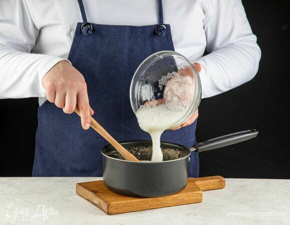 Затем аккуратно введите их в основную массу.