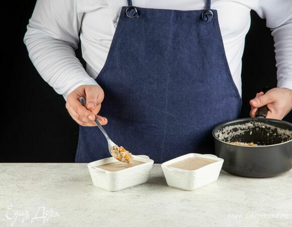 Переложите смесь в формочки для запекания (для кекса). Выпекайте в разогретой до 170°С духовке примерно 40 минут.