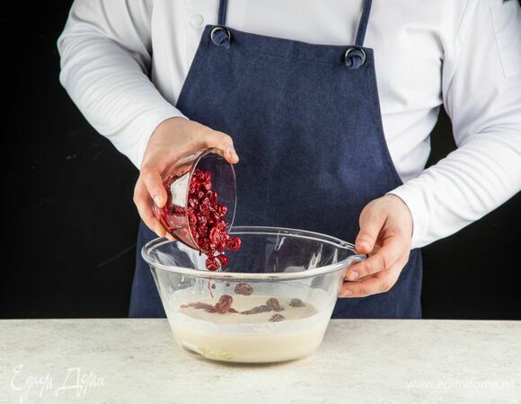 Добавьте в тесто вишню. Если используете замороженные ягоды, предварительно разморозьте и отожмите.