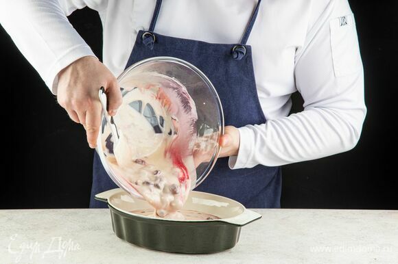 Вылейте тесто в форму и равномерно распределите. Выпекайте пирог в разогретой до 180°C духовке 40 минут.