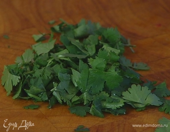 Петрушку крупно порезать.