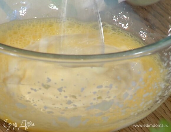 Яйца взбить миксером с насадкой-венчиком, затем, продолжая взбивать, влить кефир.