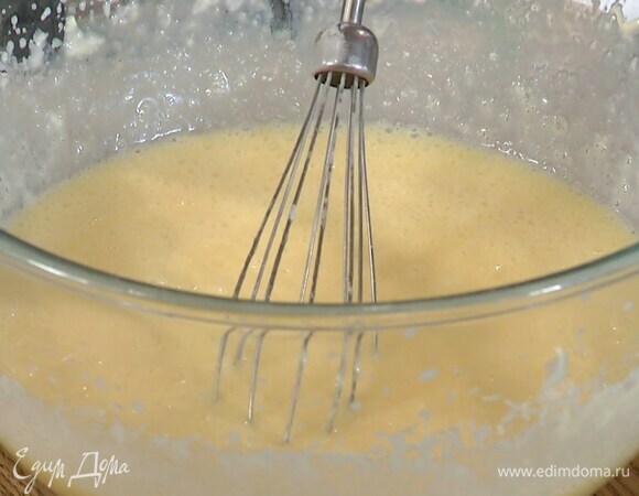 В яично-кефирную массу добавить сыр, соль, разрыхлитель, соду и мед, перемешать все венчиком, затем влить растопленное масло и еще раз перемешать.