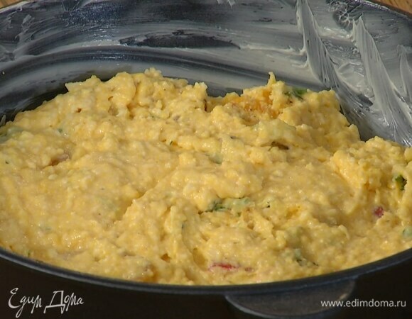 Смазать форму оставшимся сливочным маслом, равномерно выложить тесто и выпекать хлеб в разогретой духовке 40 минут.