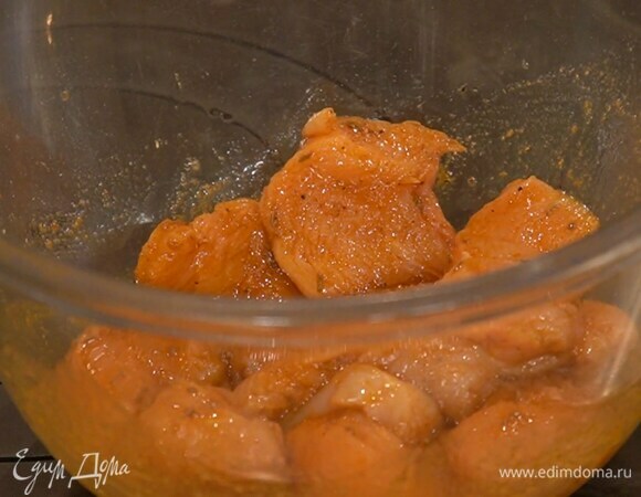 Куриные медальоны выложить в миску, посолить, поперчить, всыпать зиру, тмин, кайенский перец, сладкую паприку, кориандр и перемешать, затем добавить оливковое масло и хариссу, еще раз перемешать и дать постоять несколько минут.