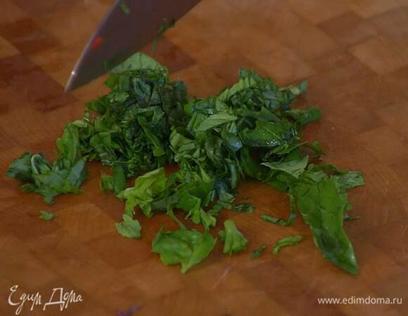 Базилик мелко порезать.