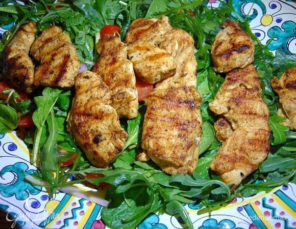 На большую тарелку выложить салат, сверху поместить готовые медальоны.