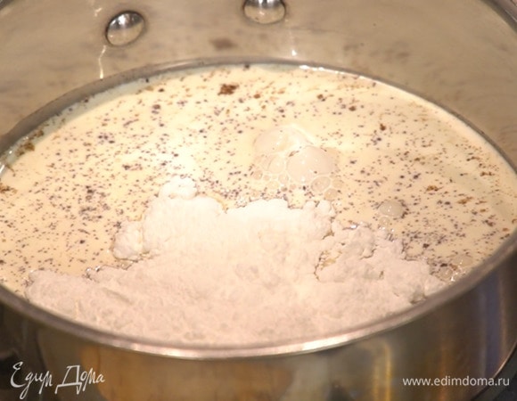 Приготовить панна котту: в небольшую кастрюлю влить сливки и молоко, всыпать сахарную пудру и ванильный сахар, все перемешать и довести до кипения, затем снять с огня, добавить желатин и вымешивать, пока он полностью не растворится.