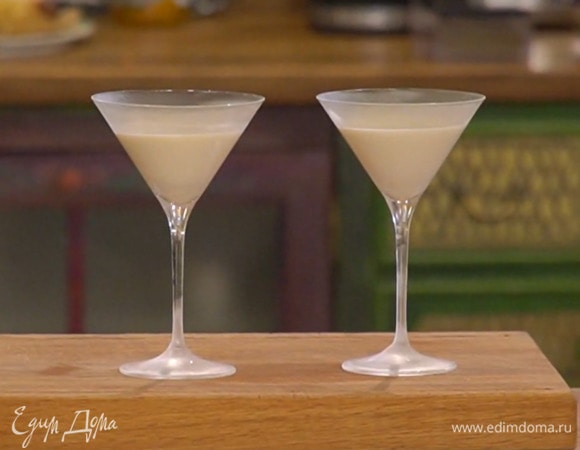 Разлить массу в прозрачные бокалы и отправить застывать в холодильник.