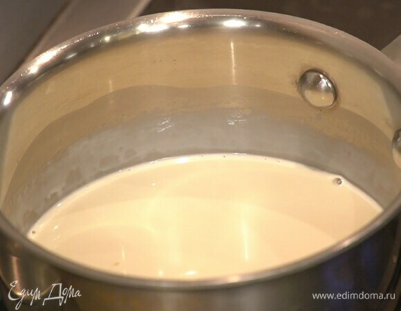 Приготовить соус: сливки с ванильным экстрактом прогреть на маленьком огне.