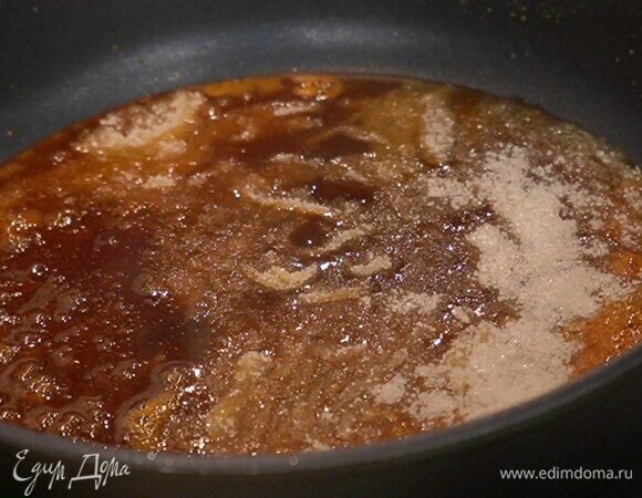 Сахар всыпать на сухую сковороду, и, периодически встряхивая ее, приготовить карамель, затем влить горячие сливки, снять с огня и вымешать до однородной консистенции.