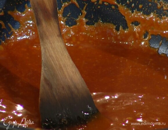 Сливочное масло добавить в соус, все посолить и перемешать, затем вернуть сковороду на огонь и прогревать, непрерывно перемешивая, пока соус не загустеет.