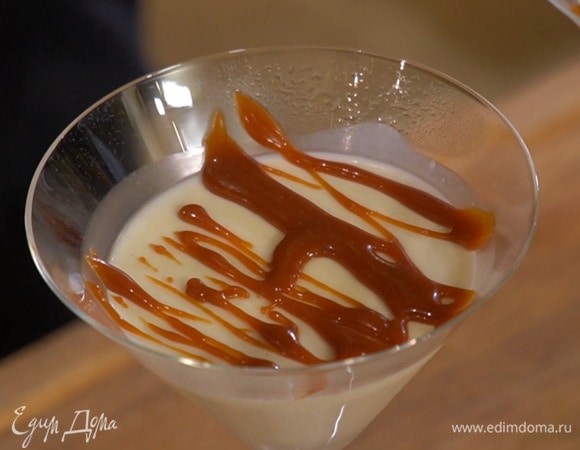 Застывшую панна котту украсить соусом.