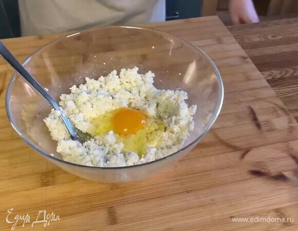 Добавьте 1 крупное яйцо и снова все перемешайте.
