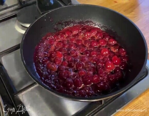 Приготовьте соус. Сотейник поставьте на огонь, всыпьте в него сахар и замороженную вишню. Прогрейте все вместе, постоянно помешивая, в течение 4 минут, добавьте немного сока лайма.