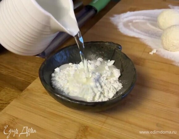 Смешайте воду с кукурузным крахмалом и постепенно добавляйте к вишневому соусу, добиваясь желаемой консистенции.