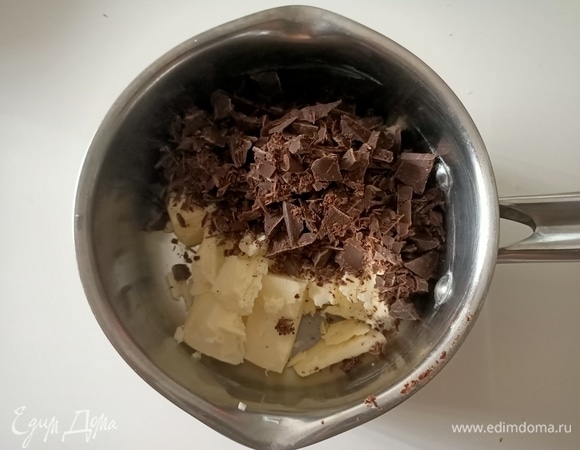 В сотейнике с толстым дном растопить шоколад со сливочным маслом.