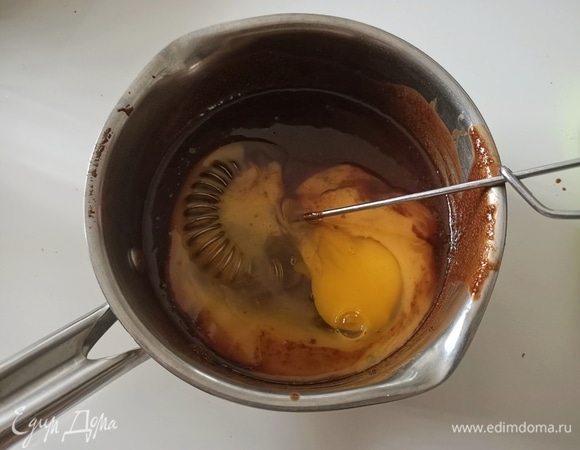 Затем добавить куриные яйца и снова все перемешать.