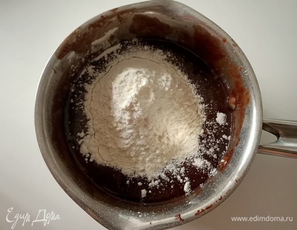 Далее ввести муку и ванилин. Перемешать, должно получиться гладкое и однородное тесто.