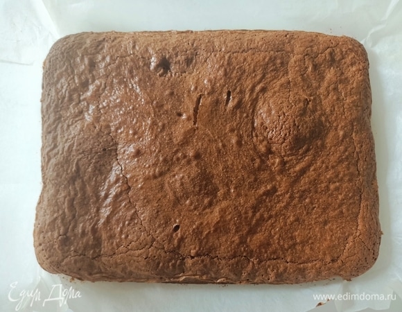 Форму (у меня 22/18) застелить пергаментной бумагой. Выложить тесто и поставить в предварительно разогретую до 180°С духовку на 20 минут. Готовый бисквит остудить.