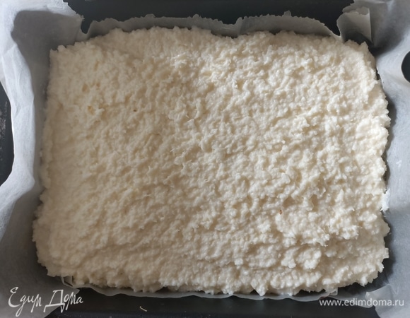 Хорошо охлажденный маскарпоне взбить миксером в течение одной минуты. Затем, не выключая миксера, небольшими порциями ввести сгущенное молоко и взбивать крем еще пару минут. Выключить миксер, добавить кокосовую стружку и перемешать крем лопаткой до однородности.