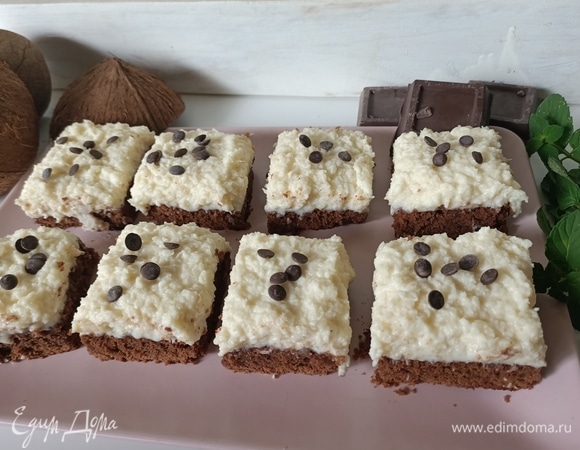 Крем выложить сверху на шоколадную основу, разровнять и убрать в холодильник на 2 часа. Готовый десерт разрезать на небольшие квадратики, украсить шоколадными каплями или шоколадной стружкой и подавать.