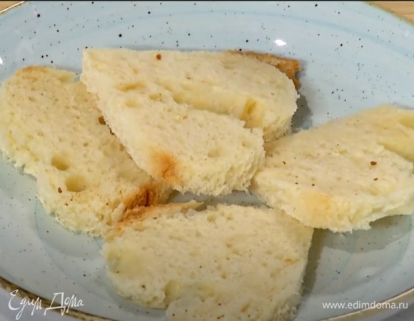 Из ломтиков булки кондитерской формой в виде сердца вырезать тосты.