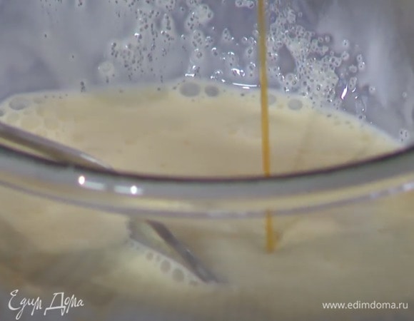 Яйцо, сахар, ванильный экстракт и соль поместить в глубокую миску, влить молоко, сливки и все перемешать.