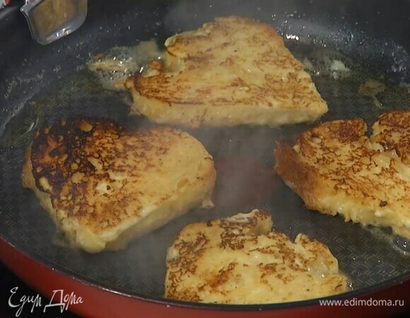 Разогреть в сковороде сливочное масло, обжарить тосты с двух сторон до появления золотистой корочки и выложить на бумажное полотенце, затем переложить на тарелку.