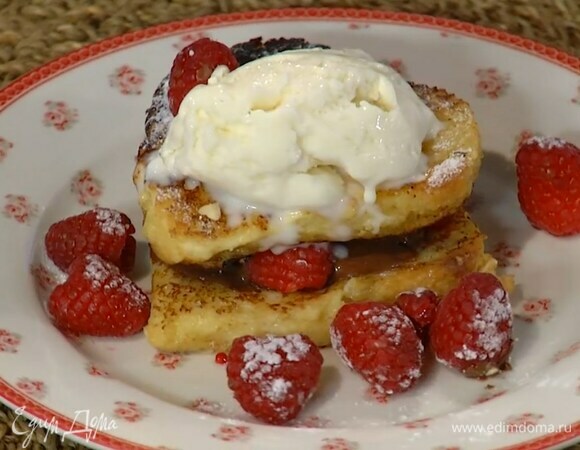 Два сердечка украсить шоколадной пастой и малиной, накрыть оставшимися ломтиками и посыпать фундуком, сверху выложить по шарику мороженого и присыпать сахарной пудрой.